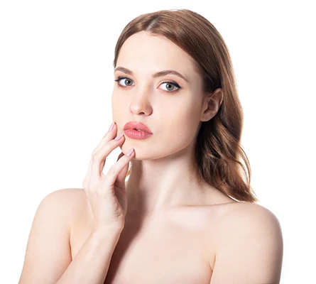 Primer plano de una mujer con labios hidratados, simétricos y de aspecto natural.