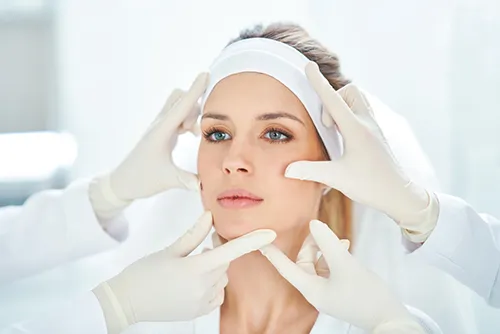 Exploración médica de la piel periocular para valorar ojeras antes del tratamiento
