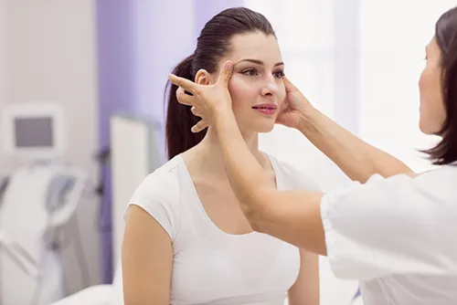Medición del surco lagrimal antes de un tratamiento de corrección de ojeras
