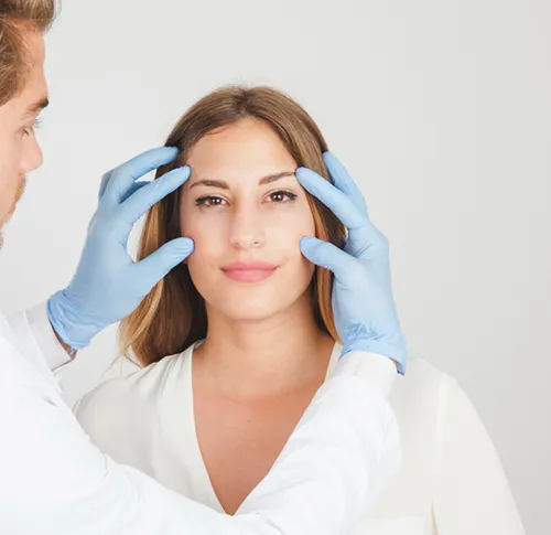 “Evaluación médica frontal de la zona de las ojeras antes del tratamiento en Clínica Dimar
