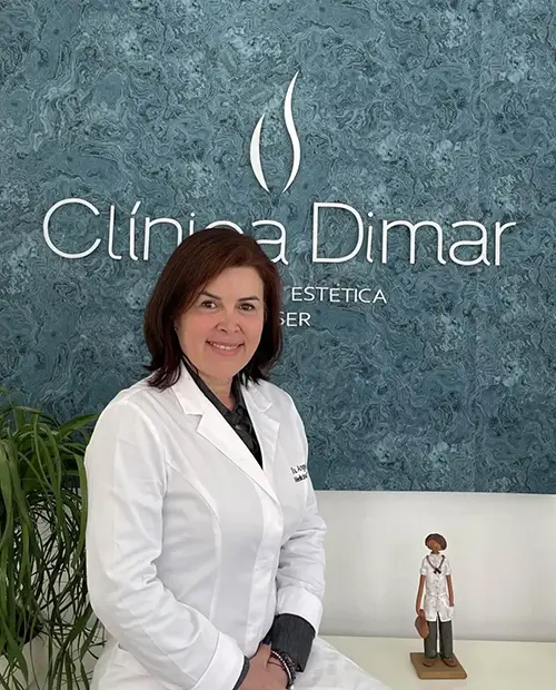 Dra. Ángela María Díaz atendiendo en la clínica médico estética Dimar