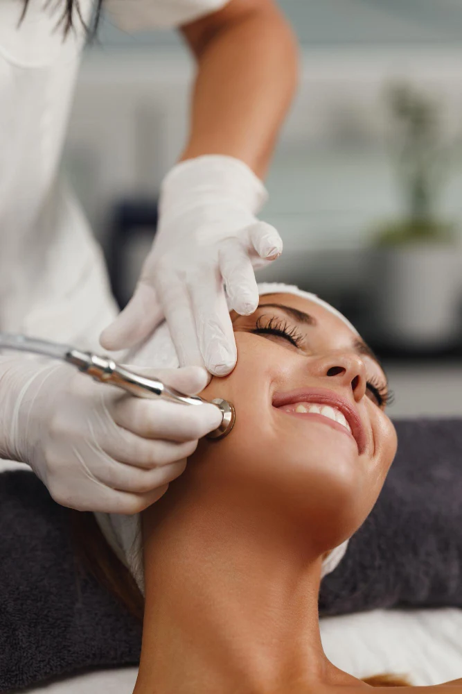 Médico evaluando el tabique nasal de una paciente durante una valoración estética.