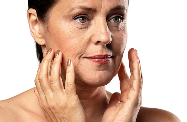 Médico evaluando el tabique nasal de una paciente durante una valoración estética.
