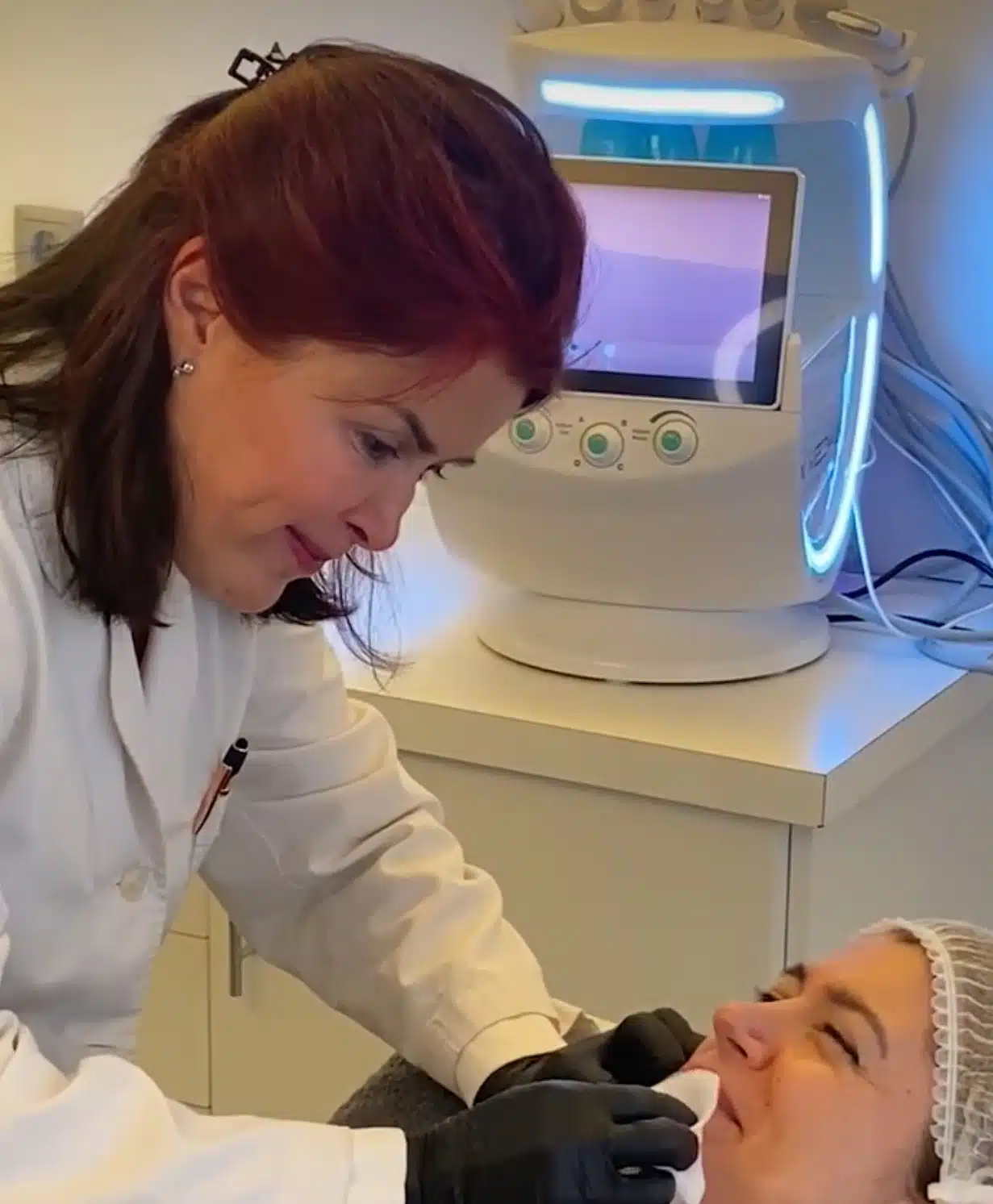 Dra. Ángela Díaz realizando un cuidado facial a una paciente en la clínica Dimar