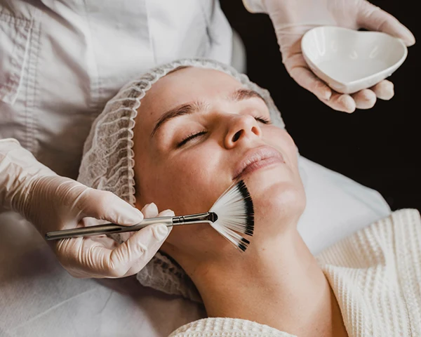 Médico evaluando el tabique nasal de una paciente durante una valoración estética.