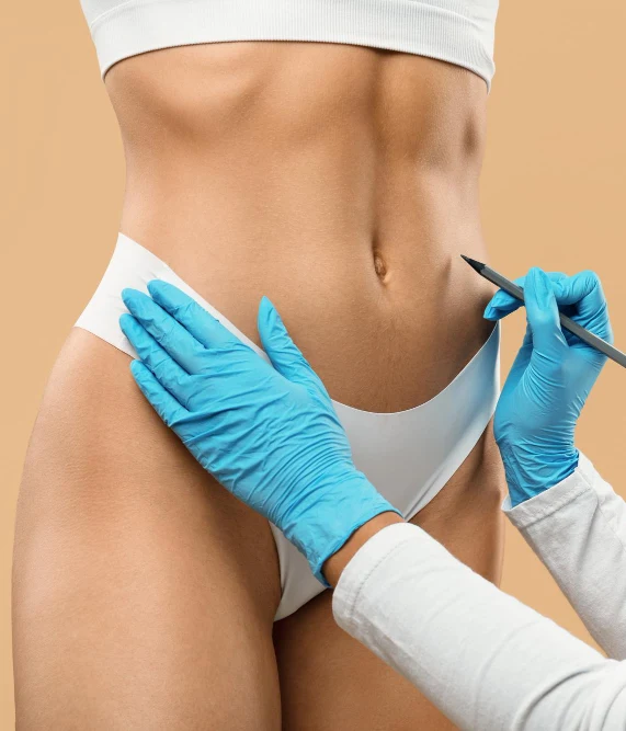 Médico evaluando el tabique nasal de una paciente durante una valoración estética.
