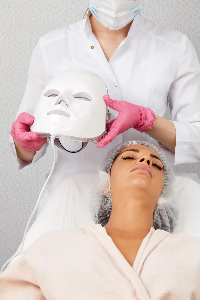 Médico evaluando la nariz de una paciente durante una valoración de rinomodelación.