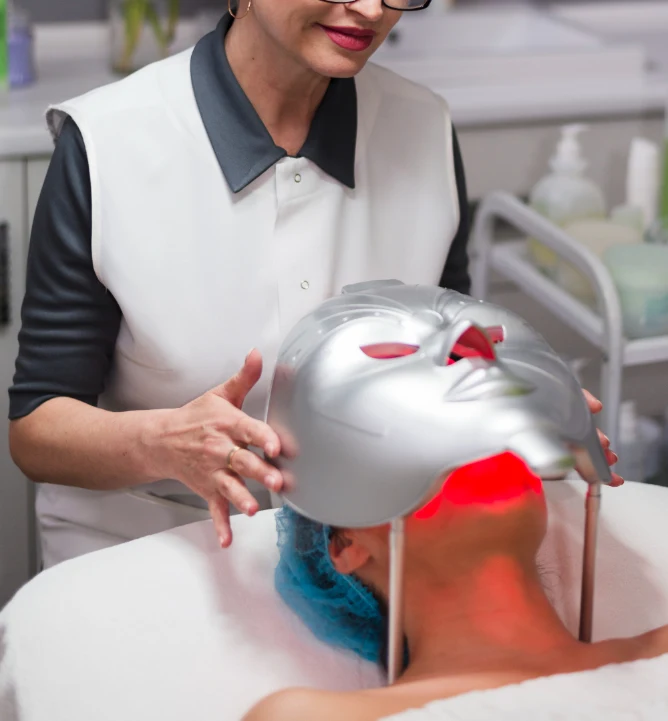 Médico evaluando el tabique nasal de una paciente durante una valoración estética.