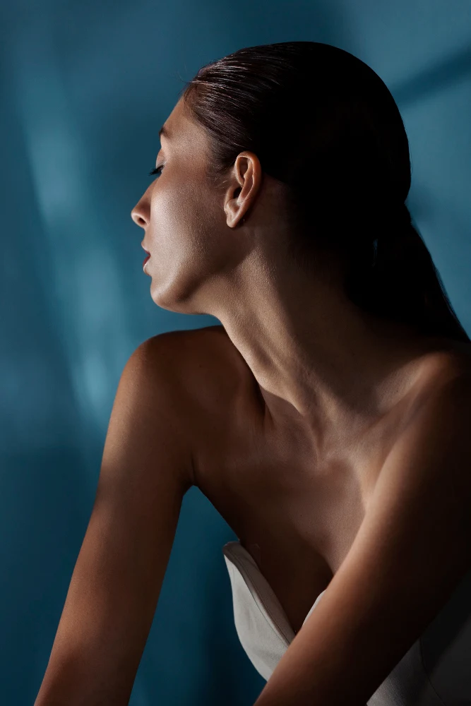 Médico evaluando el tabique nasal de una paciente durante una valoración estética.