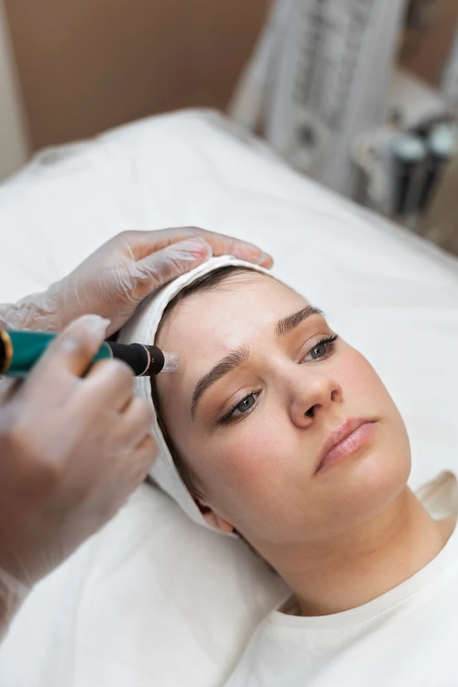 Médico evaluando el tabique nasal de una paciente durante una valoración estética.