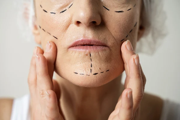 Médico evaluando el tabique nasal de una paciente durante una valoración estética.