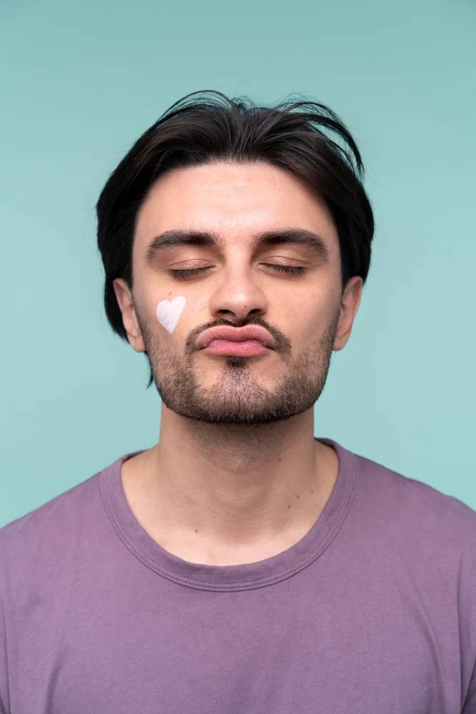Médico evaluando el tabique nasal de una paciente durante una valoración estética.