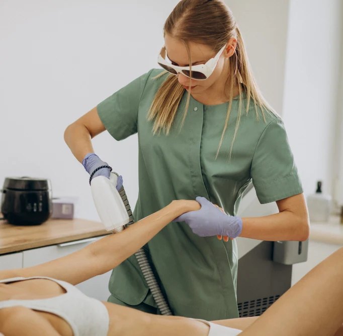 Médico evaluando la nariz de una paciente durante una valoración de rinomodelación.