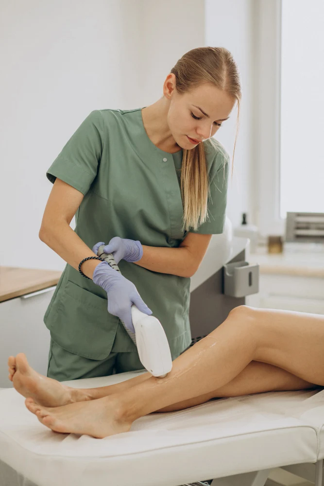 Médico examinando el interior de la nariz de una paciente con un espéculo nasal durante una valoración clínica.