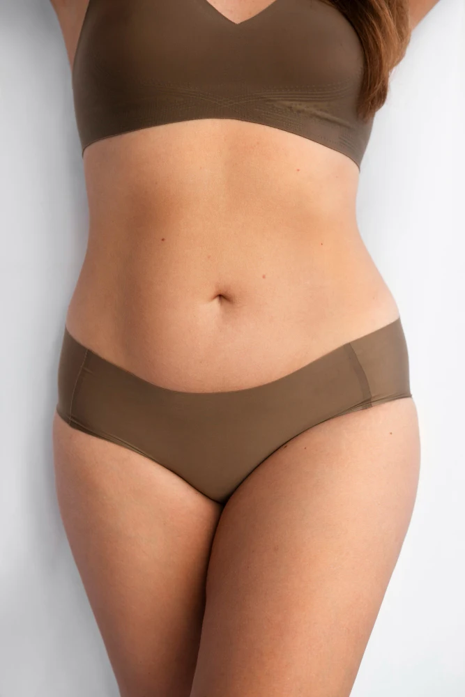 Abdomen de mujer joven con piel tersa y contorno natural tras tratamiento de endoláser corporal