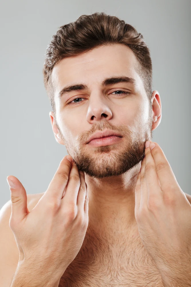 Médico evaluando la nariz de una paciente durante una valoración de rinomodelación.
