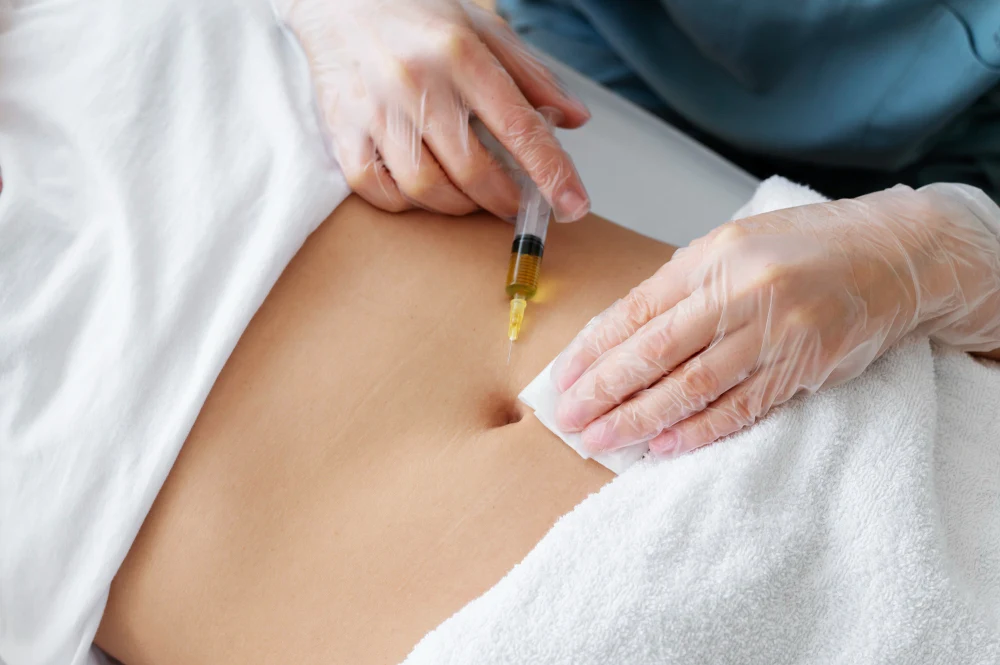 Médico evaluando la nariz de una paciente durante una valoración de rinomodelación.