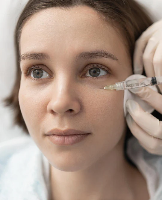 acido-hialuronico-barcelona-medico-inyectando-paciente-en-ojeras