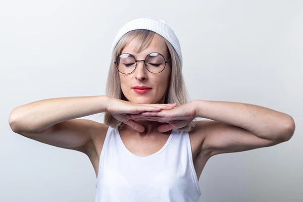 Antes y después de endolifting facial en mujer morena, comparativa del rostro