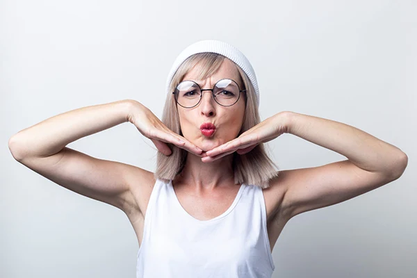Comparativa antes y después de tratamiento endoláser facial en mujer, vista de perfil