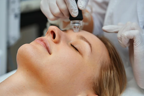 ¿Hydrafacial o hidratación facial profunda? Diferencias, precio y cuál elegir